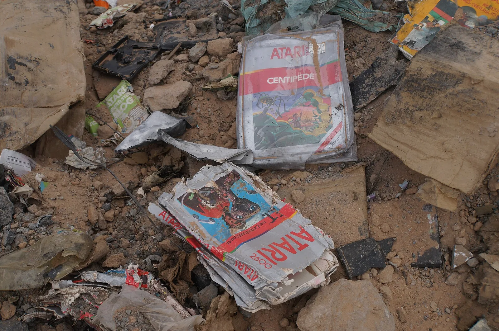 Cajas de juegos de Atari desenterradas del vertedero de Alamogordo