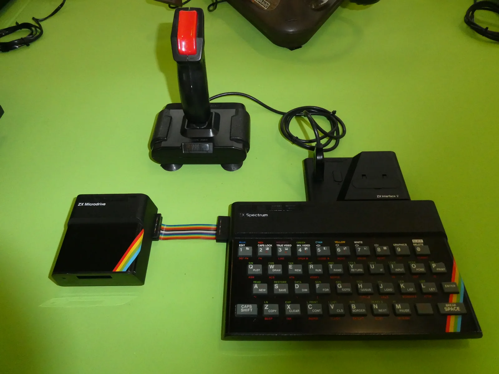 ZX Spectrum con Microdrive, interfaz 2 y joystick